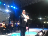 Bülent Serttaş Sahne Direğine Tırmandı