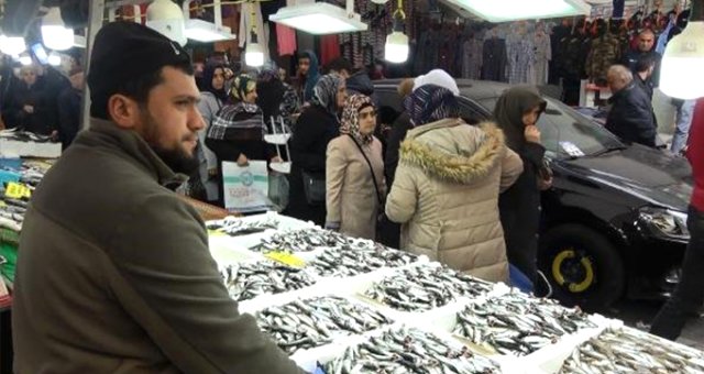 Pazar Ortasına Bırakılan Araç Pazarcıları İsyan Ettirdi