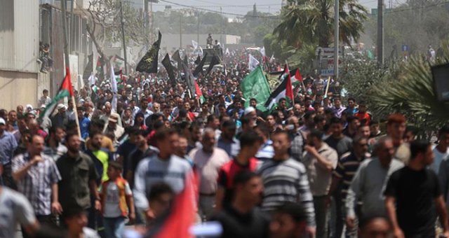 İsrail Askerleri, Gazze Sınırında 3 Filistinliyi Öldürdü, Yüzlerce Filistinliyi Yaraladı