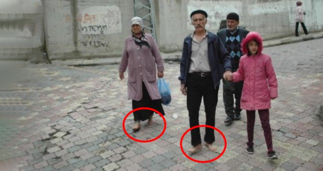 Yaşlı Çift, 31 Mart'ta Da Sandığa Yalın Ayak Gitti