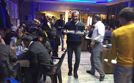 Başkanlığı Kazanan Fatih Mehmet Maçoğlu, Arkadaşlarına Yemek Servisi Yaptı