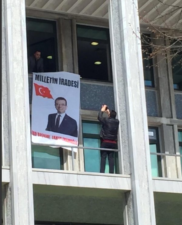 İbb Binasına Ekrem İmamoğlu Pankartı Asıldı