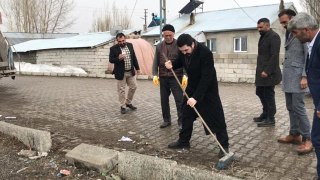 Ağrı Belediye Başkanı Sayan, Fırçayla Sokakları Temizledi