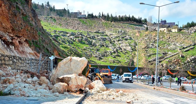 Dağdan Kopan Dev Kaya Parçalarının Düştüğü Yolda Facianın Eşiğinden Dönüldü
