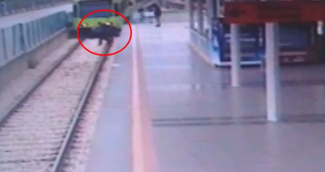 Hareket Halindeki Trenin Önüne Atlayan Kişi Hayatını Kaybetti! Korku Dolu Anlar Kamerada