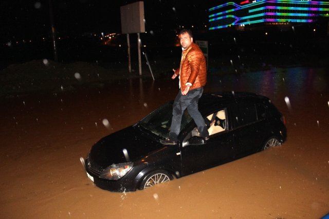 Dolu Ve Yağmur Bir Kentimizde Hayatı Felç Etti