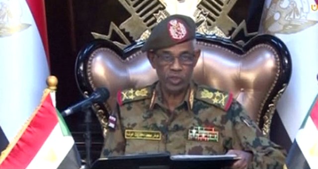 Sudan Savunma Bakanlığı: El Beşir'i Tutukladık, Askeri Konsey İki Yıl Görev Yapacak