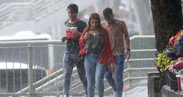 Meteoroloji Saat Verip Uyardı: İstanbul Ve Ankara'ya Kuvvetli Sağanak Yağış Geliyor