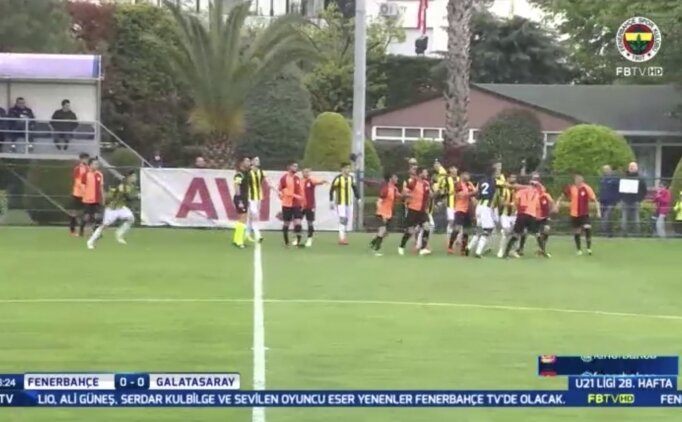 Fenerbahçe - Galatasaray U21 Maçında Kavga Çıktı! Yumruklar....