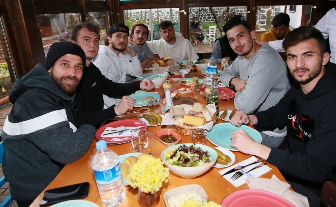 Trabzonsporlu Futbolcular Yemekte Bir Araya Geldi