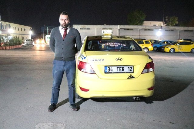 Taksici, Telefon Ve Parasını Unutan Turist İçin 40 Kilometre Yolu Geri Döndü