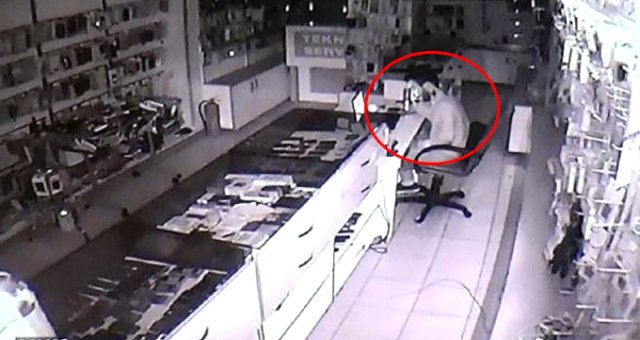 Yakınlarıyla Görüntülü Görüşürken, Tabancayı Başına Dayayıp İntihar Etti