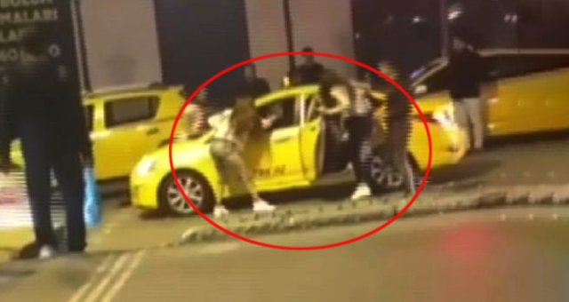 Tarlabaşı'nda Laf Atan Kişiyi Öfkeli Gruptan Taksici Kurtardı! Dehşet Anları Kamerada