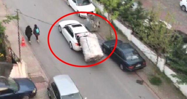 Kadın Sürücü, Yokuşu Çıkamayan Kağıt Toplayıcı Çocuğa Yardım Etti
