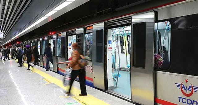 Fotoğraf Çekilmek İçin Trenin Üstüne Çıkan Genç, Elektrik Akımına Kapıldı