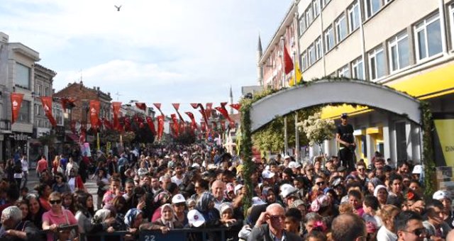 Edirne'deki Festivalde Bedava Ciğer Almak İsteyenler Metrelerce Kuyruk Oluşturdu
