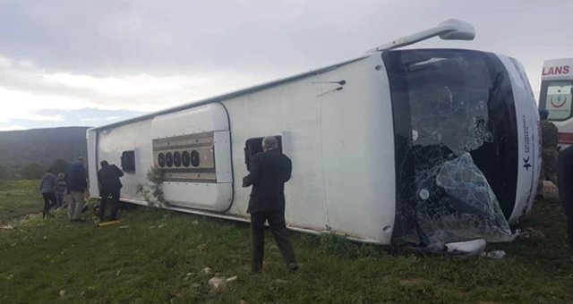 Cenazeden Dönen İnsanları Taşıyan Yolcu Otobüsü Kaza Yaptı! Ölü Ve Yaralılar Var