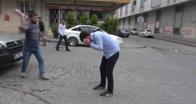 Mahallede Yuva Yapan Arılar, Yoldan Geçen Vatandaşlara Saldırdı