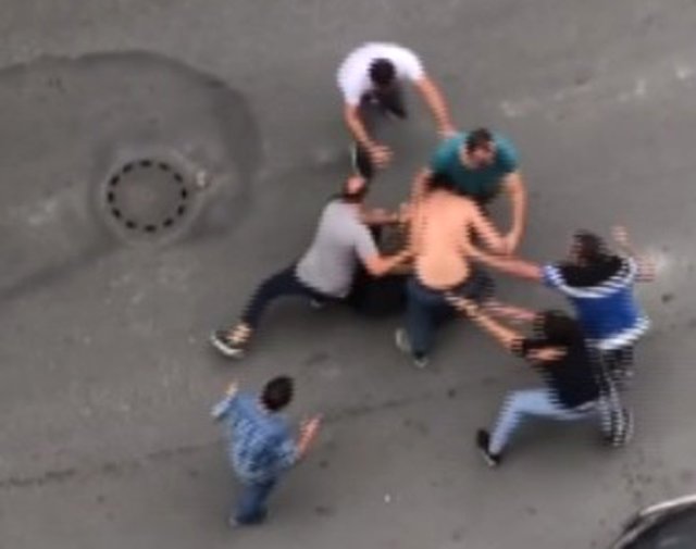 Öfkeli Kalabalık İstanbul'un Göbeğinde Tekme Tokat Birbirine Girdi