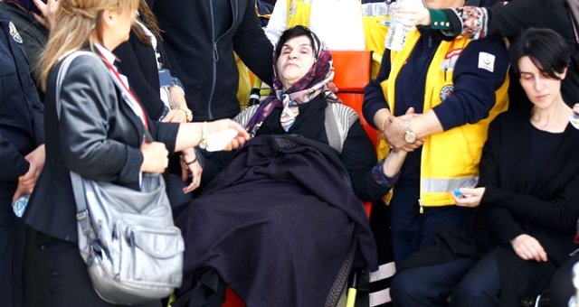Şehit Yüzbaşı Özdemir'in Annesi Cenazeye Tekerlekli Sandalyeyle Geldi