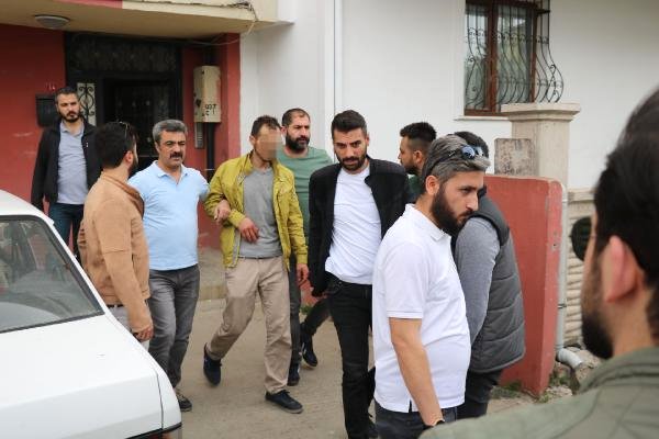Eşiyle İlişkisinden Şüphelendiği Arkadaşını Bıçakla Rehin Aldı!