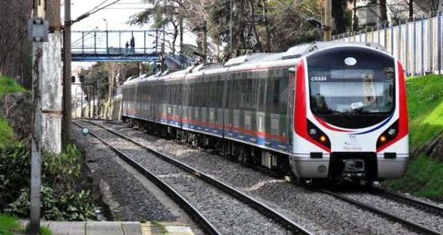 İntihara Kalkışan Kadını Trenin Önüne Atlayıp Kurtardı