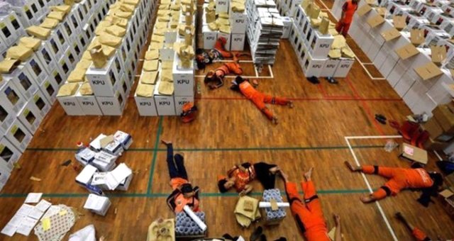 Endonezya'daki Seçimlerde Yorgunluktan Ölen Görevli Sayısı 500 Oldu