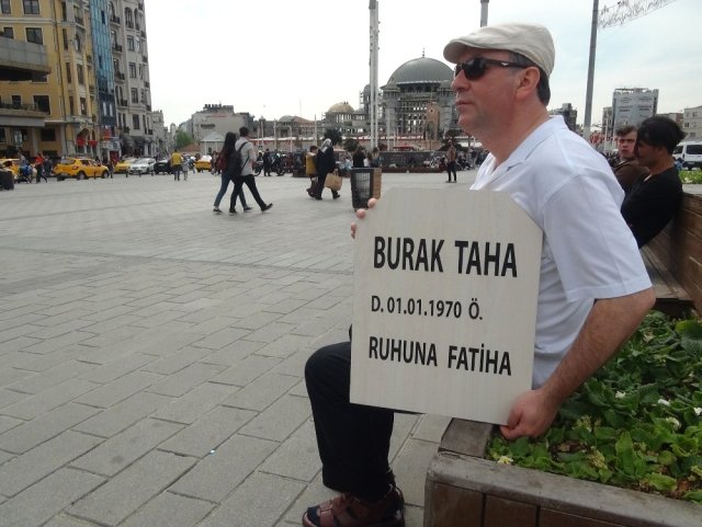 Kendi Mezar Taşını Yaptırıp Taksim'de Dolaştı