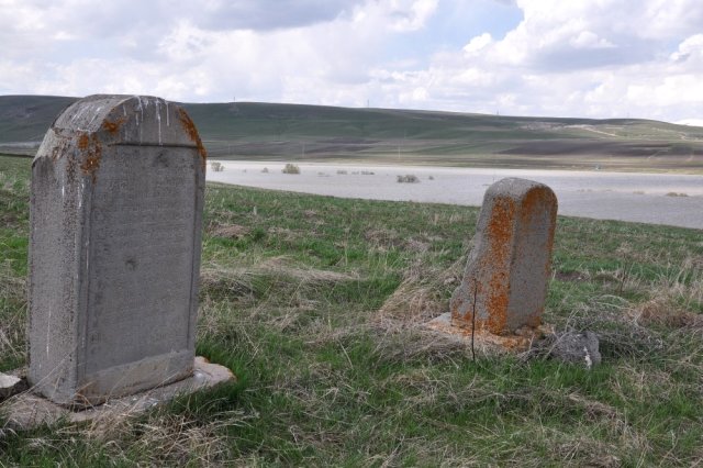 Baraj Gölü Çekilince 93 Harbi'nden Kalma Anıt Mezarlar Ortaya Çıktı