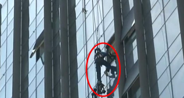 Kadıköy'de Korku Dolu Dakikalar! Dış Cephe Temizliği Yapan İşçiler 20 Katlı Binada Asılı Kaldı