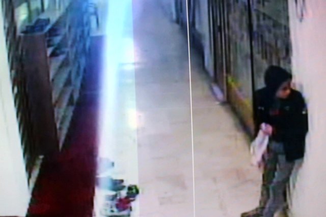Camide Ayakkabı Çalan Çocuk Hırsız Kameraya Yakalandı