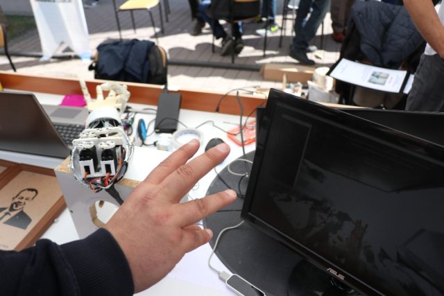 Lise Öğrencileri Fizik Tedavi Ve Bomba İmhada Kullanılabilecek Robot Kol Tasarladı