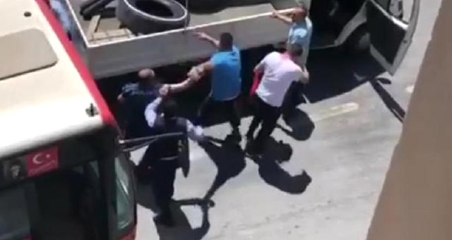 İzmir Sokaklarındaki Yol Verme Kavgası Kameraya Yansıdı