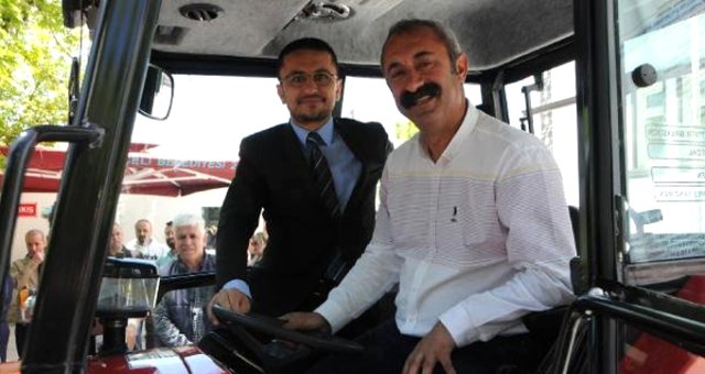 Dünya Çiftçiler Günü'nde Tunceli Belediyesi'ne Traktör Hediye Edildi