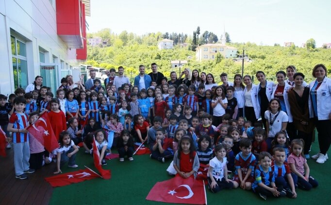 Trabzonsporlu Futbolcular Öğrencilerle Buluştu