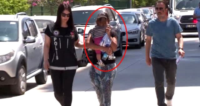 Suçüstü Yakalanan Kadın, Kameralardan Utanıp Yüzünü 3 Yaşındaki Çocuğuyla Sakladı!