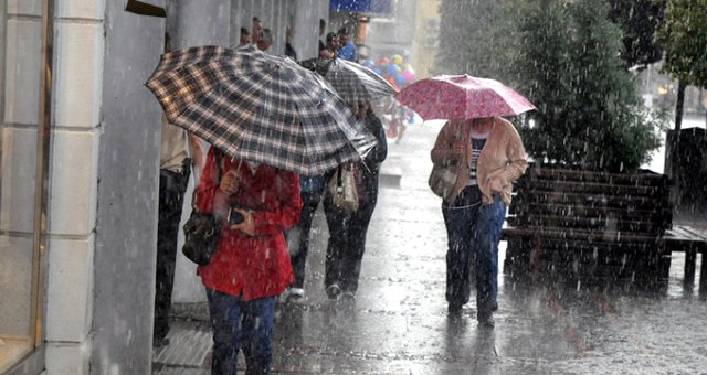 Meteoroloji Saat Verip Uyardı: İstanbul'da Sağanak Yağış Etkili Olacak
