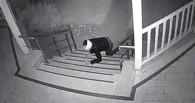 Sürünerek Girdiği Evden Koşarak Kaçan Hırsızı, Güvenlik Kameraları Anbean Kaydetti