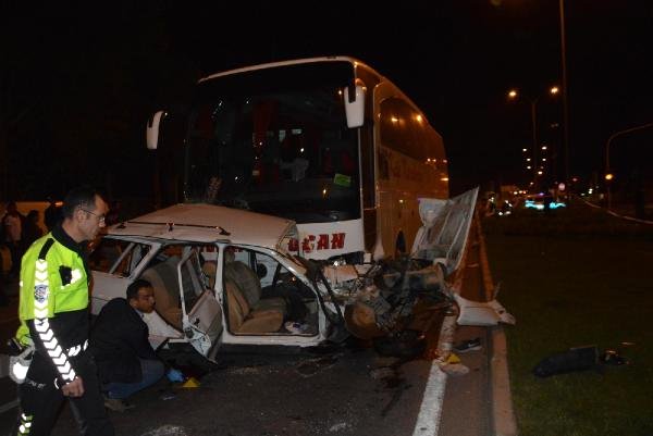 Yolcu Otobüsü Otomobile Çarptı! 3 Ölü Var