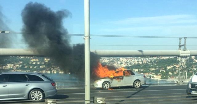 15 Temmuz Şehitler Köprüsü'nde Feci Olay! Bir Kişi, Aracını Ateşe Verip İntihar Etti