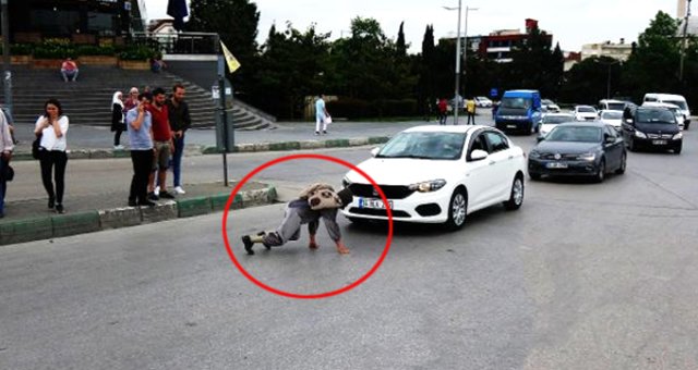 Kaplumbağa Kostümü Giyen Adam, Araçların Önüne Atlayarak Kurallara Dikkat Çekti