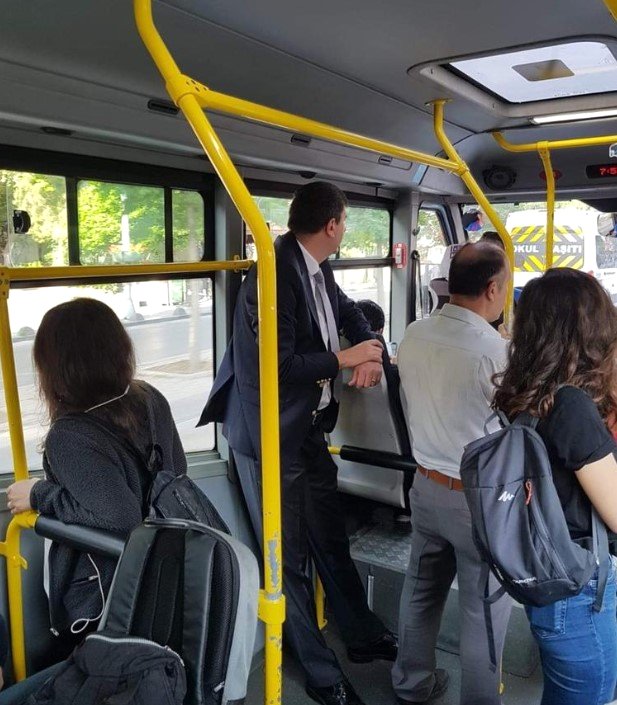 Kadıköy Belediye Başkanı, Minibüste Ayakta Yolculuk Ederken Görüntülendi