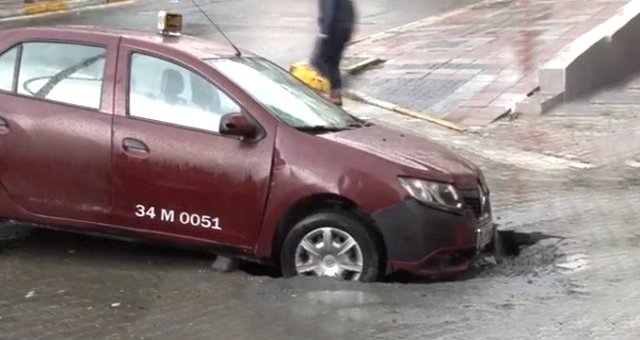 İstanbul'da Korkutan Görüntü! Taksi, Yol Çökmesi Nedeniyle Oluşan Çukura Düştü