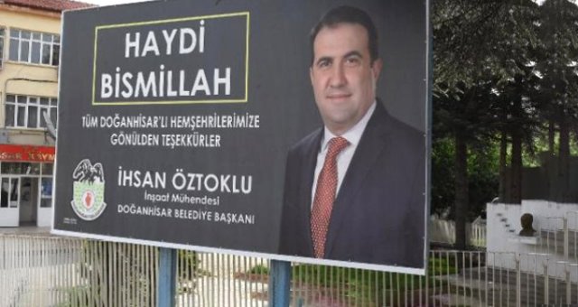 Belediye Başkanı, Teşekkür Afişinin Yırtılması Nedeniyle Çıkan Tartışmada Öldürülmüş