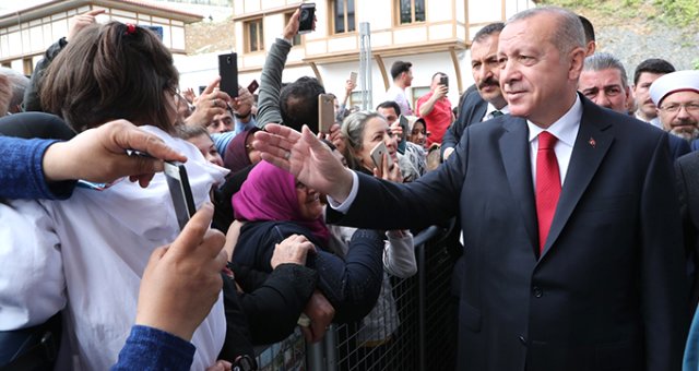 Erdoğan'dan 'iki Üniversite Mezunuyum İş Bulamıyorum' Diyen Kadına Yanıt: Kocan Ne Yapıyor?