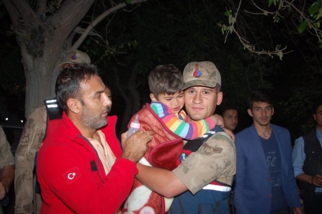 Kayıp Mustafa 8 Saat Sonra Tarlada Uyurken Bulundu!