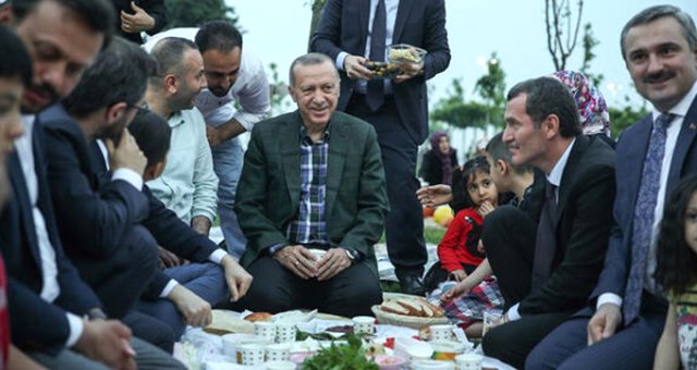 Cumhurbaşkanı Erdoğan, Vatandaşlarla İftar Yaptı
