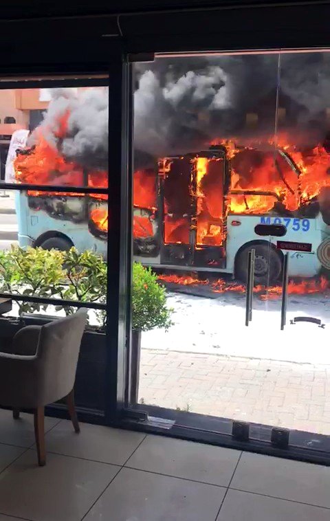 Maltepe'de Minibüs Şoförü Aracını Ateşe Verdi