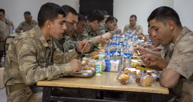 Vatan Nöbetini Oruçlu Yerine Getiren Mehmetçik Üs Bölgesinde Oruç Açıyor