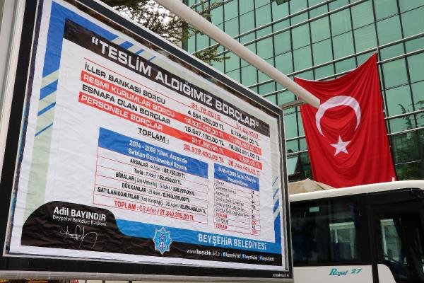 Beyşehir Belediye Başkanı Adil Bayındır, Belediyenin Borç Tablosunu Ilçedeki Bilbordlara Astırdı